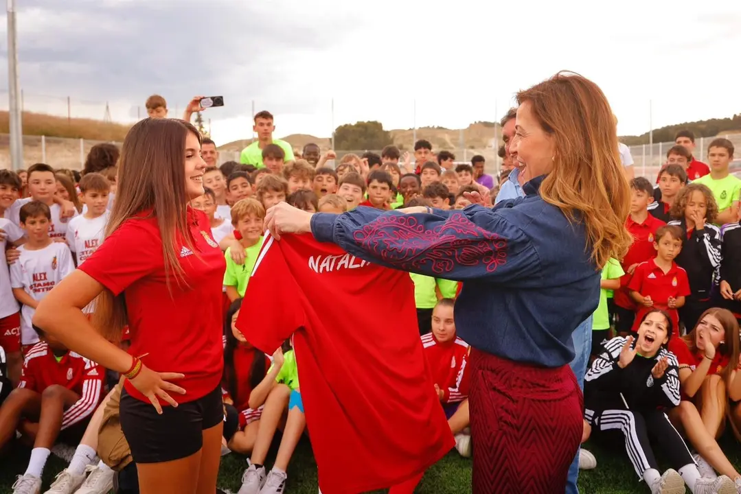 El barrio rural de Juslibol estrena campo de f&uacute;tbol 7 tras una inversi&oacute;n municipal de 317.824 euros. La alcaldesa, Natalia Chueca, ha asistido a la inauguraci&oacute;n, donde entrenan numerosos escolares - TONI GAL&Aacute;N