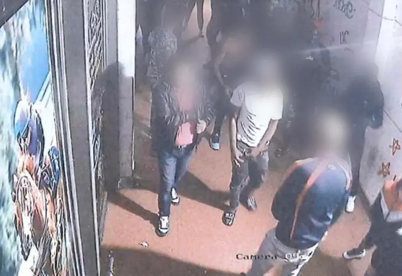 Imagen de los presuntos agresores iniciando el ataque hac&iacute;a la v&iacute;ctima /Cedida a H.A.