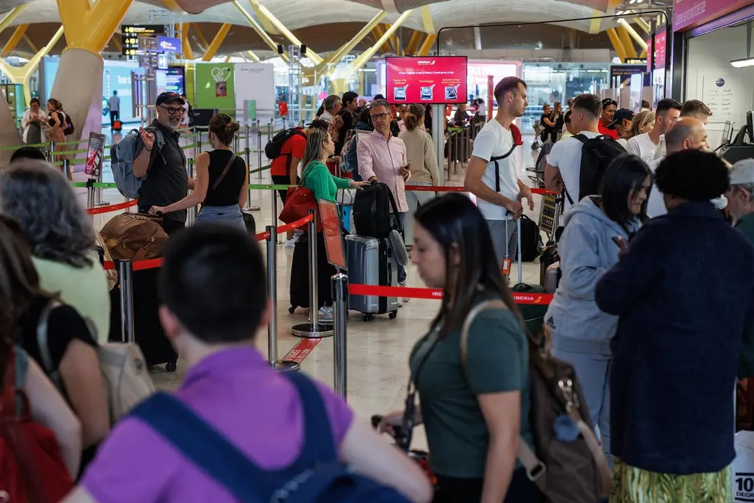 Varias personas en la terminal T4 del aeropuerto Adolfo Su&aacute;rez-Madrid Barajas / EP