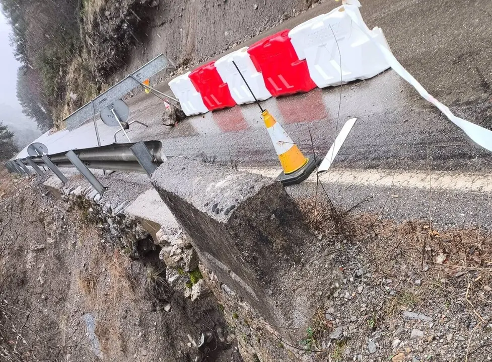 Socav&oacute;n en la A-2609, a su paso por Plan (Huesca). - AYUNTAMIENTO DE PLAN