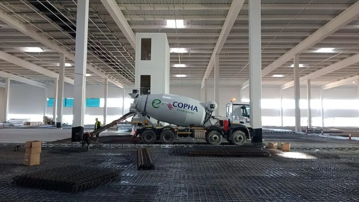 Suministro de Hormigreen en la nave de Inditex de Malpica. / GRUPO MLN