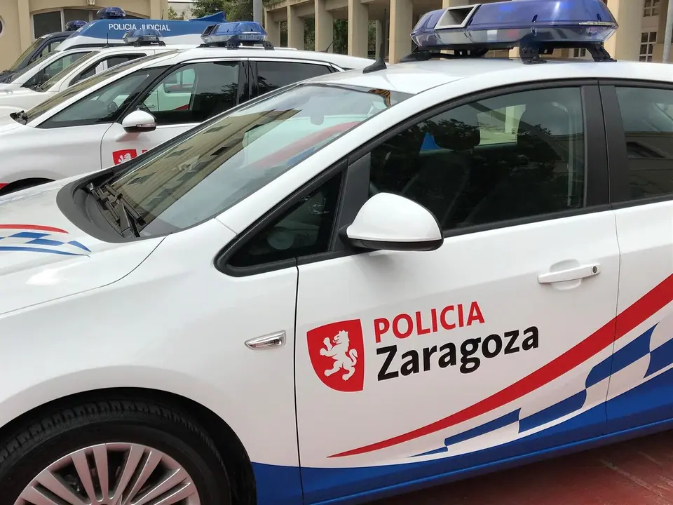Coches en bater&iacute;a de la Polic&iacute;a Local. / EP