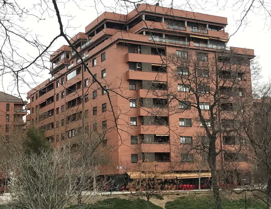 Bloque de viviendas de un edificio de ladrillo caravista / EP