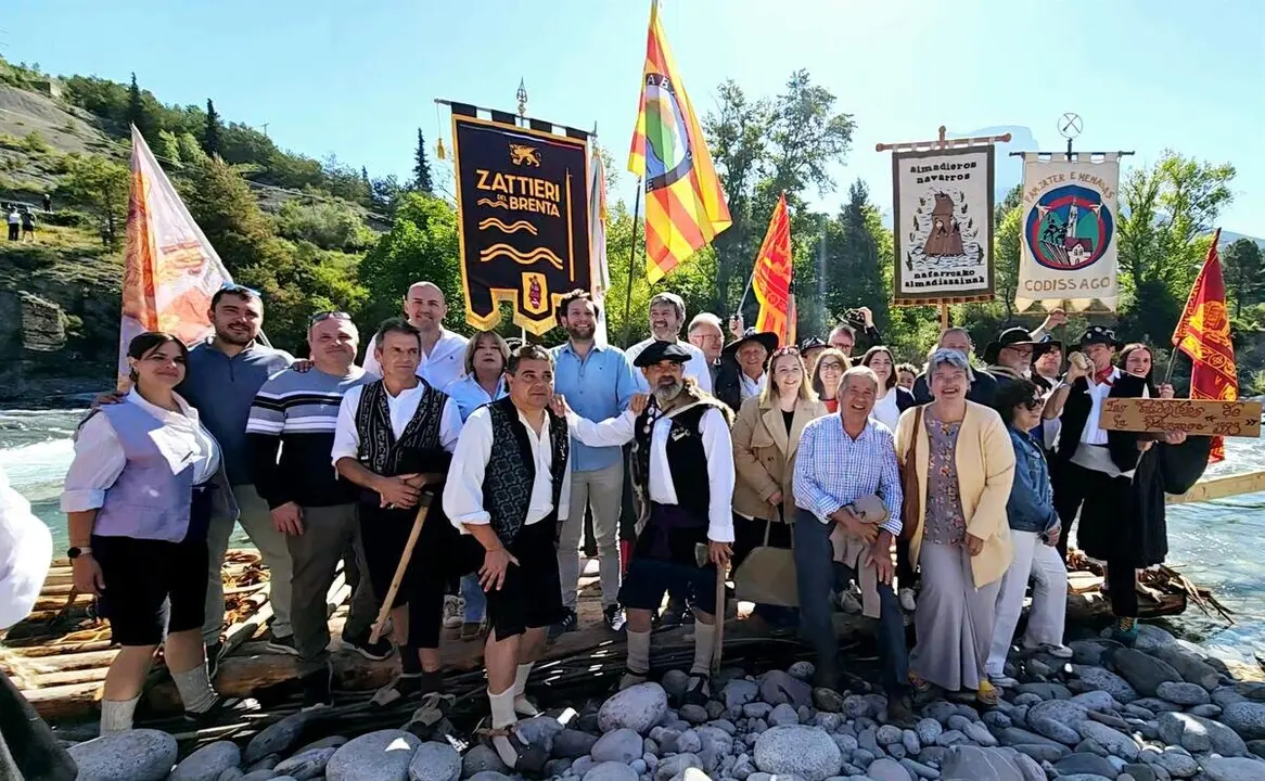 El presidente de la DPH, Isaac Claver, en el centro, la consejera de Educaci&oacute;n, Cultura y Deporte, Tomasa Hern&aacute;ndez, y el resto de representanets p&uacute;blicos junto a un grupo de nabateros en el Encuentro Internacional de Nabatas celebrado este s&aacute;bado - DPH
