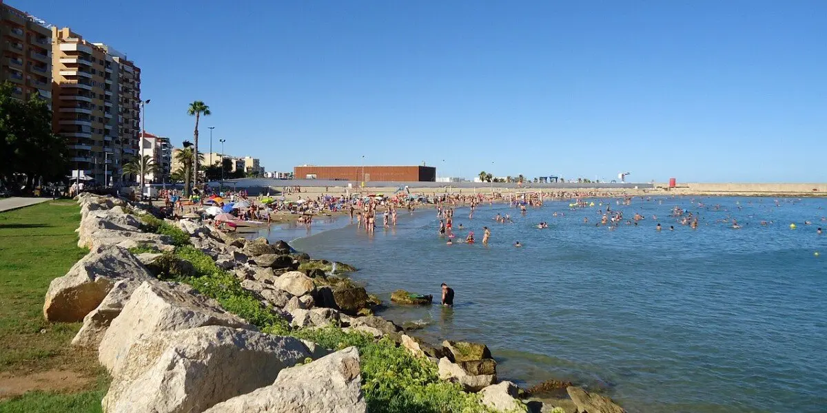 La playa a menos de 2 horas de Teruel que lo tiene todo: fiesta, relax y Bandera Azul