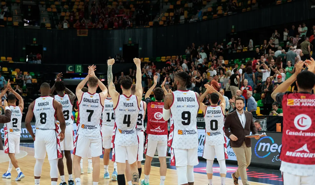 Jugadores de Casademont Zaragoza festejando la victoria ante Bilbao / Casademont Zaragoza