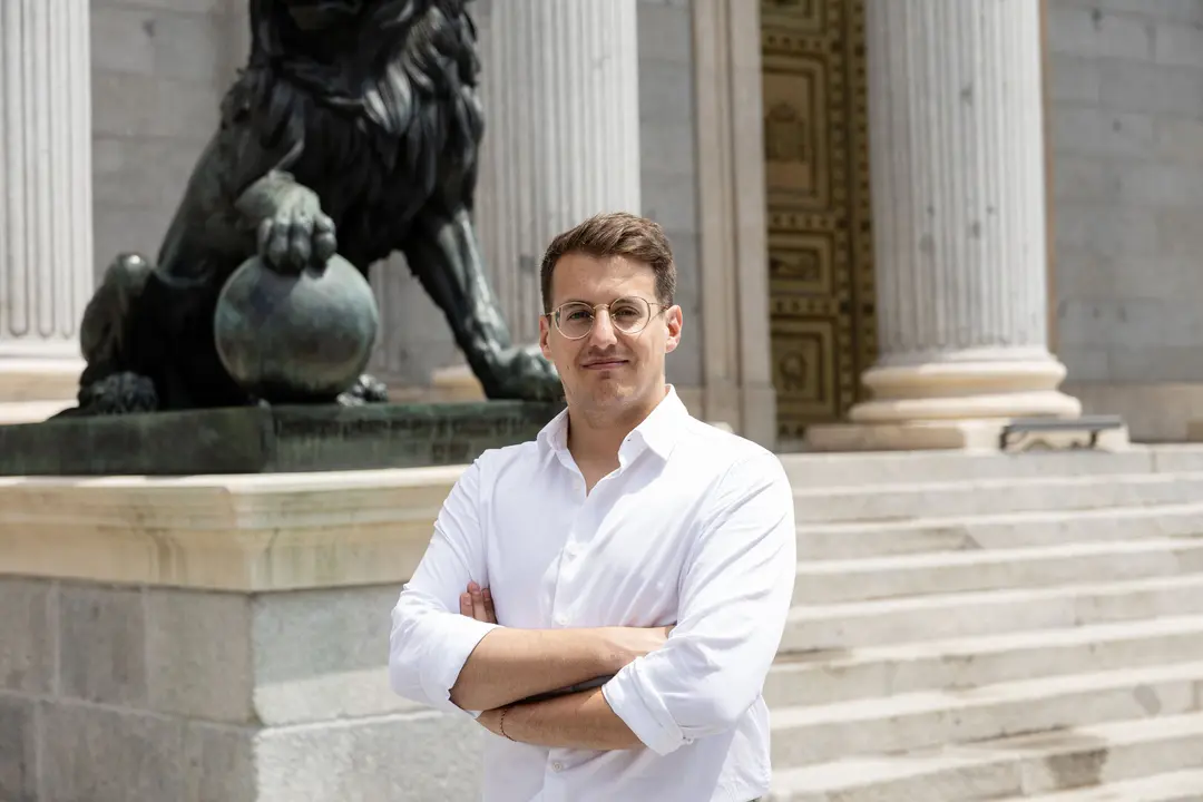 Jorge Pueyo, diputado de Sumar, delante del Congreso de los Diputadois