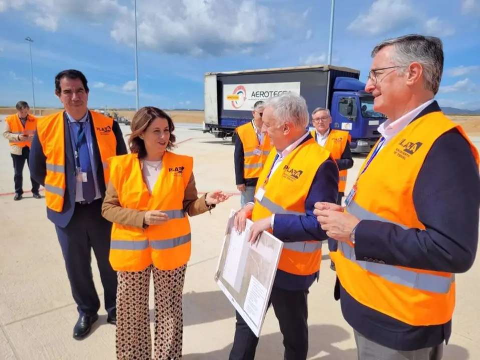 El presidente del Consorcio del Aeropuerto de Teruel, Octavio L&oacute;pez, entre Emma Buj y Manuel Blasco, vicepresidenta y miembro del Consejo Rector, en la visita al nuevo espacio para estacionamiento de aviones. - GOBIERNO DE ARAG&Oacute;N