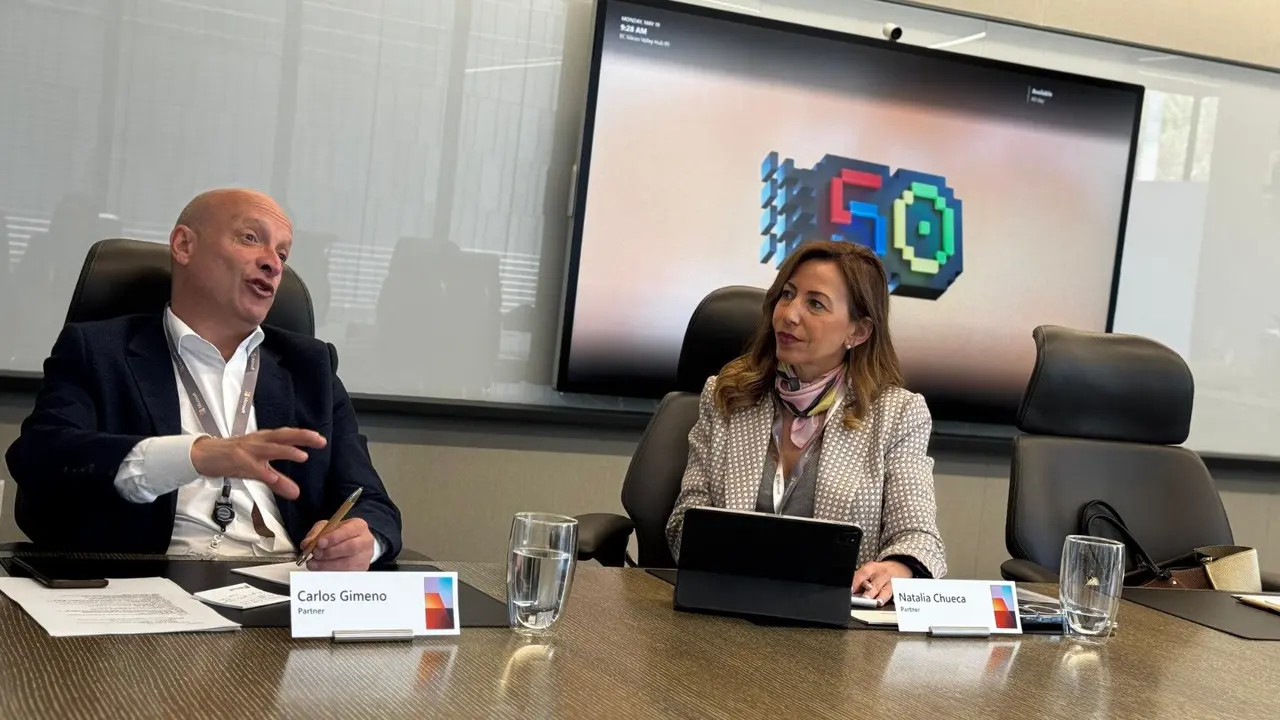 La alcaldesa de Zaragoza, Natalia Chueca, en las instalaciones de Microsoft, en&nbsp;Silicon&nbsp;Valley.