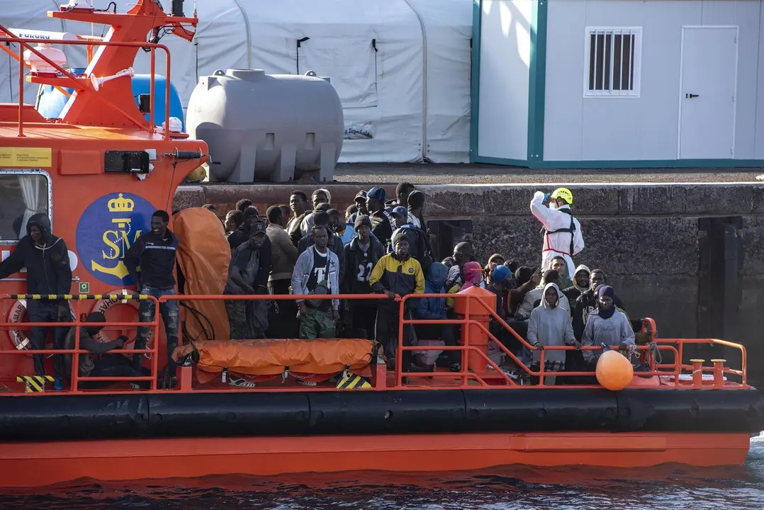 Una lancha de Salvamento Mar&iacute;timo tras el rescate de un cayuco a su llegada al Puerto de la Restinga. / EP