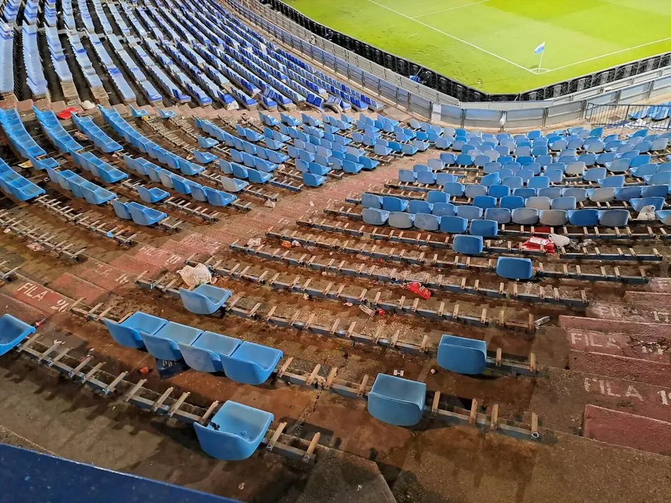 Grada de La Romareda sin asientos antes del derribo del Gol Sur