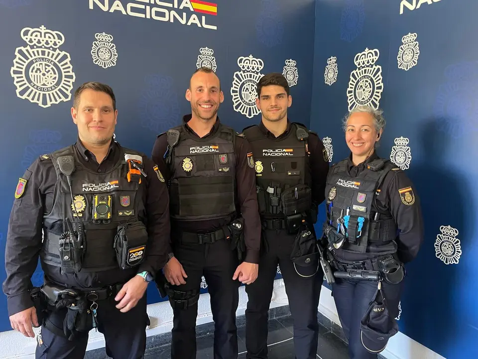 Imagen de los cuatro polic&iacute;as de Seguridad Ciudadana que asistieron al herido/H.A.