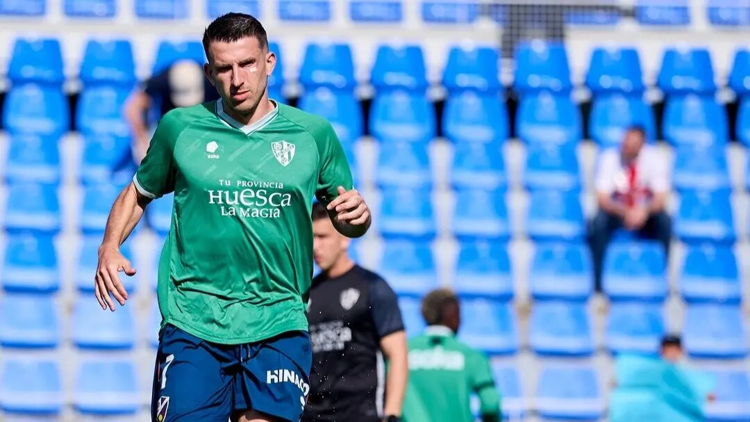 Gerard Valent&iacute;n durante el calentamiento de un partido / SD Huesca