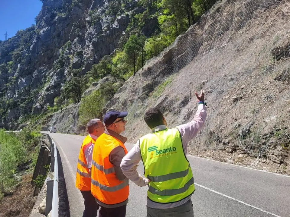 Iguel &Aacute;ngel Arminio ha comprobado la eficacia de la soluci&oacute;n planteada en la ladera junto al t&uacute;nel de las Devotas. - GOBIENO DE ARAG&Oacute;N
