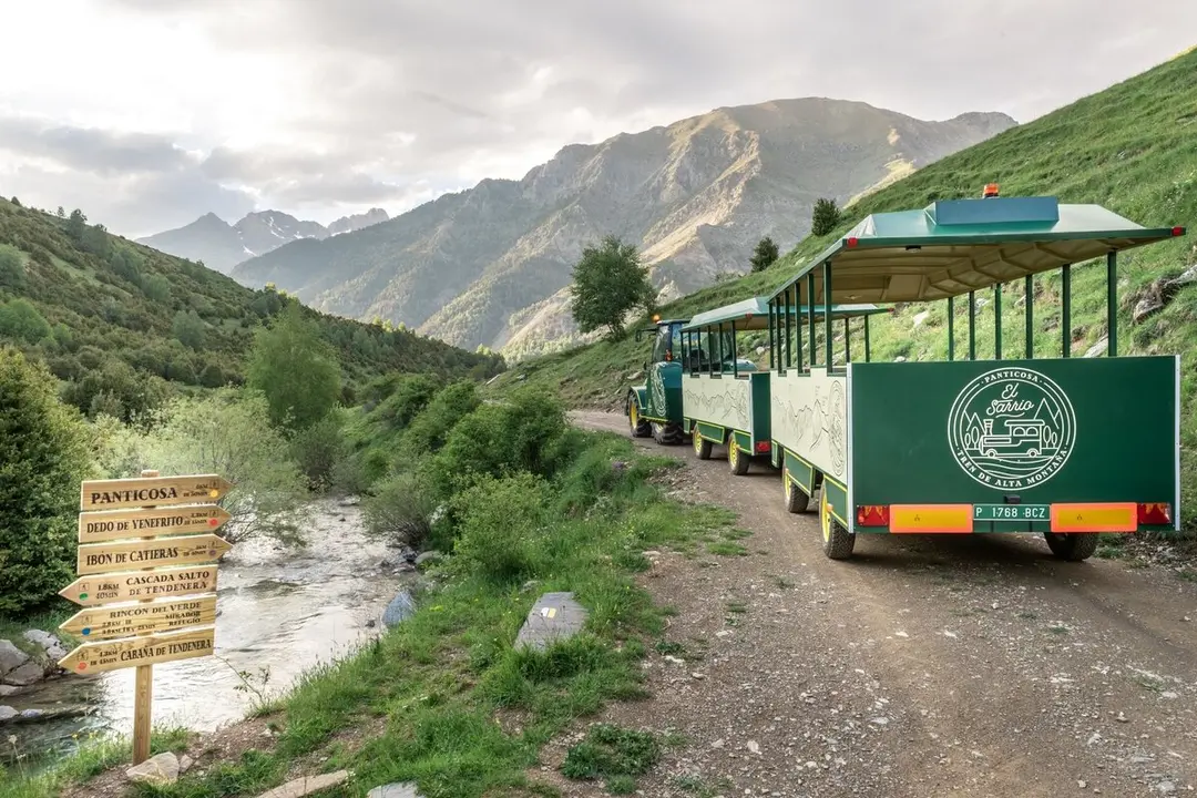 El tren que te lleva a uno de los ibones m&aacute;s bonitos del Valle de Tena: vistas de ensue&ntilde;o