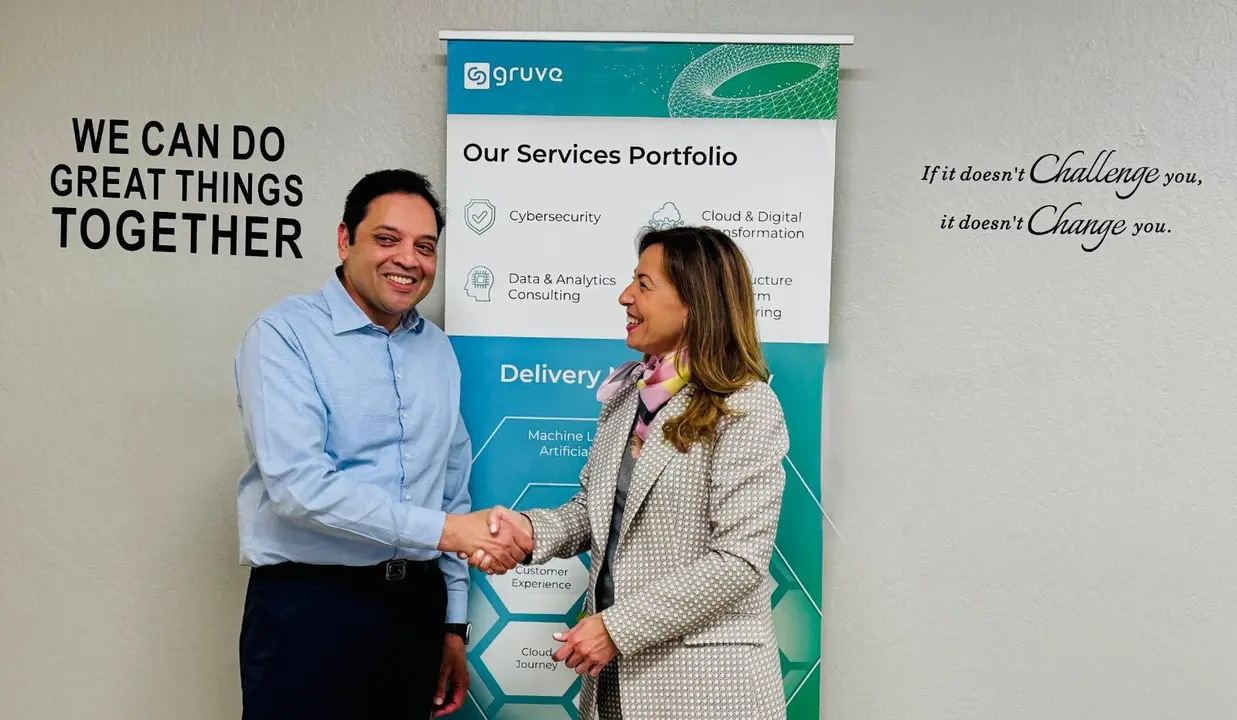 Natalia Chueca, con el consejero delegado de la empresa Gruve.ai, Tarun Raisoni. / AZ