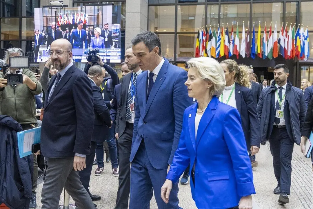 Archivo - El presidente del Gobierno de Espa&ntilde;a, Pedro S&aacute;nchez; y la presidenta de la Comisi&oacute;n Europea, Ursula von der Leyen, a su llegada a una rueda de prensa conjunta, tras el Consejo Europeo,en diciembre de 2023. - Belga - Europa Press - Archivo