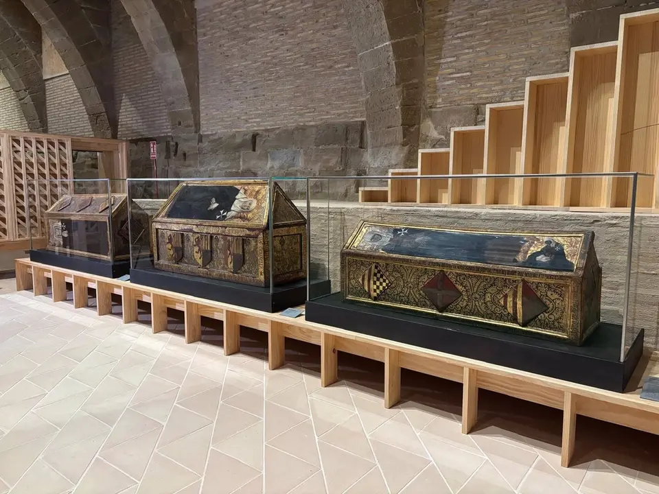 Urnas funerarias expuestas en el Monasterio de Santa Mar&iacute;a de Sijena. / EP