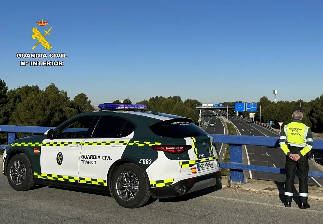 Veh&iacute;culo de la Guardia Civil de Tr&aacute;fico. / Guardia Civil