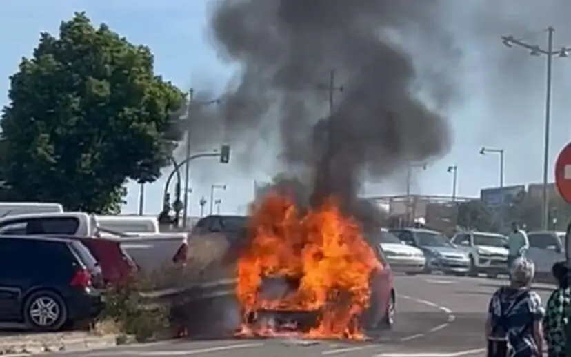 Incendio de un coche esta ma&ntilde;ana en Zaragoza.