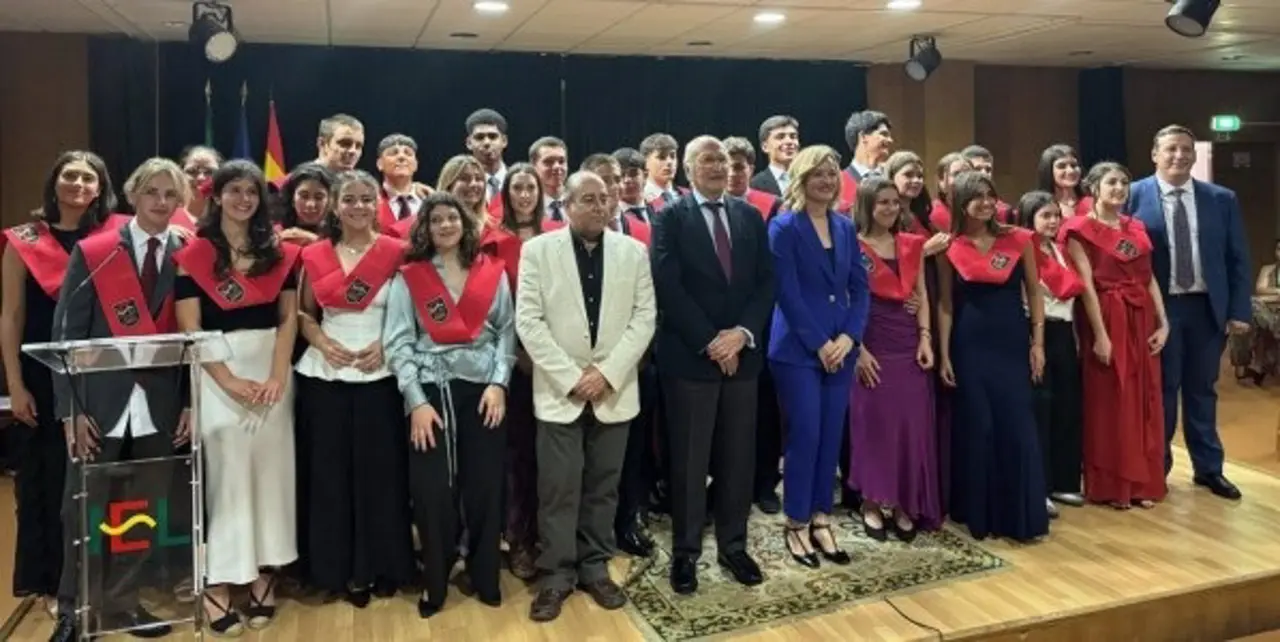 La ministra de Educaci&oacute;n, Formaci&oacute;n Profesional y Deportes, Pilar Alegr&iacute;a, en la ceremonia de graduaci&oacute;n del alumnado de segundo de bachillerato del Instituto Espa&ntilde;ol Giner de los R&iacute;os en Lisboa. - MINISTERIO DE EDUCACI&Oacute;N