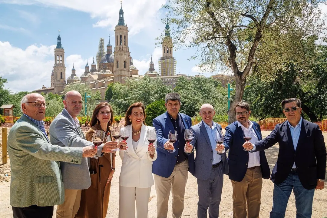 La alcaldesa de Zaragoza, Natalia Chueca, brinda en la presentacion del Festival Internacional de la Garnacha / DANI MARCOS