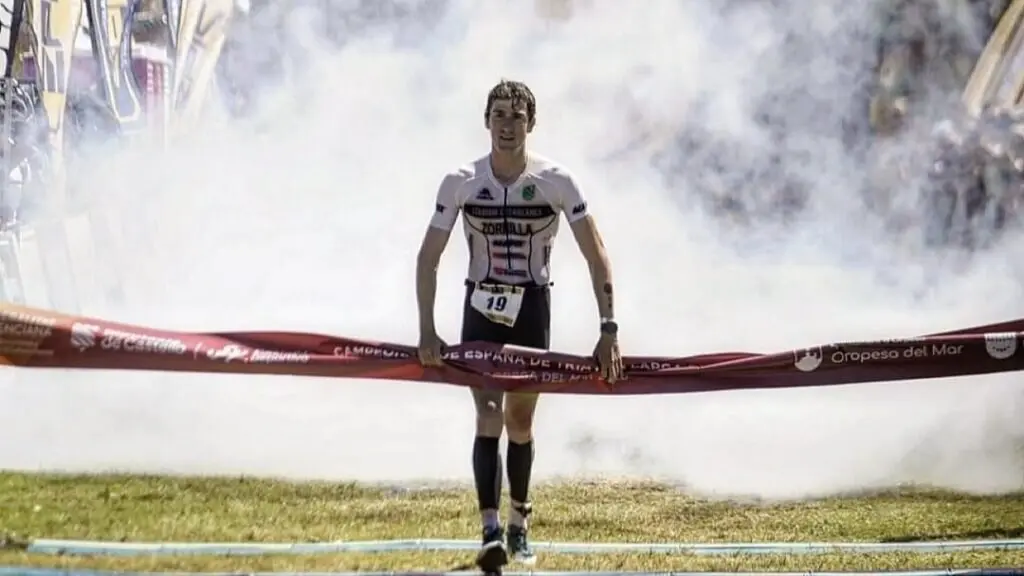 Fernando Zorrilla cruzando la l&iacute;nea de meta para convertirse en campe&oacute;n de Espa&ntilde;a / Federaci&oacute;n Espa&ntilde;ola de Triatl&oacute;n