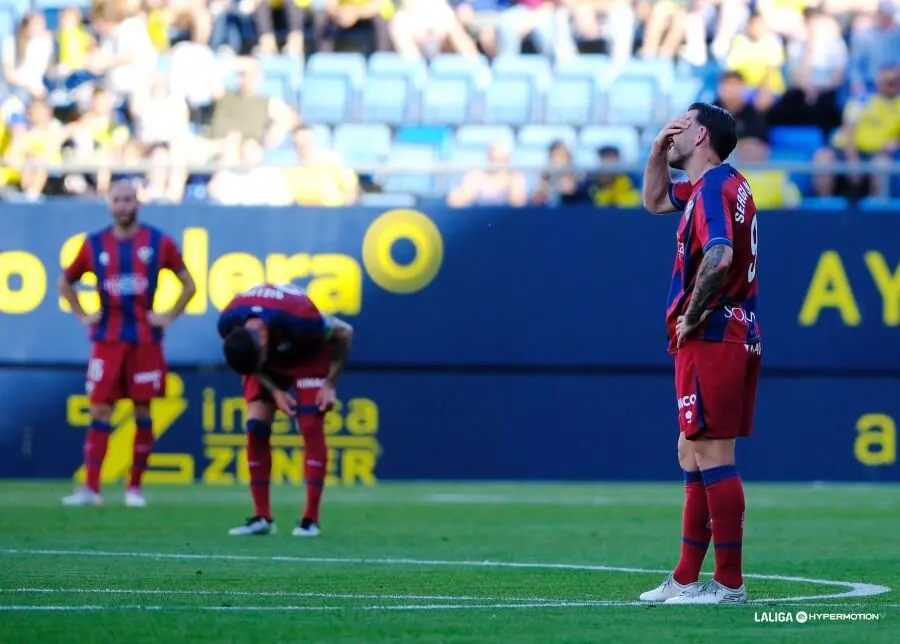 Jugadores de la SD Huesca ante el C&aacute;diz / LaLiga