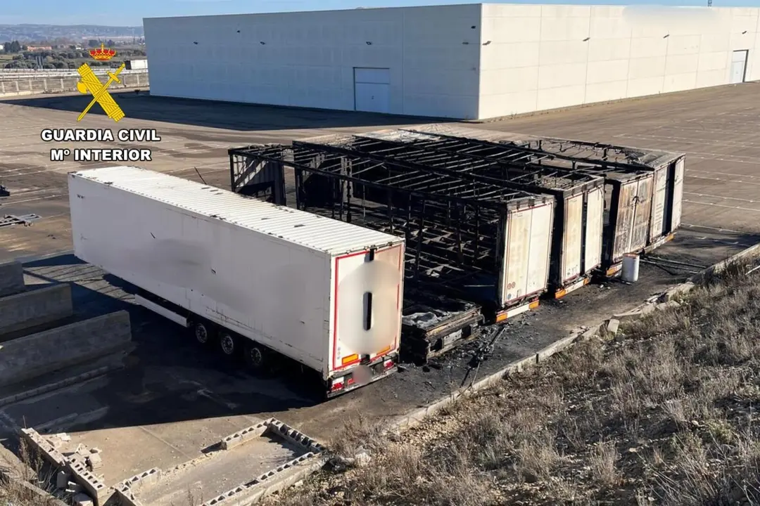 Estado de varios de los remolques incendiados en una empresa de Pedrola (Zaragoza). / GUARDIA CIVIL