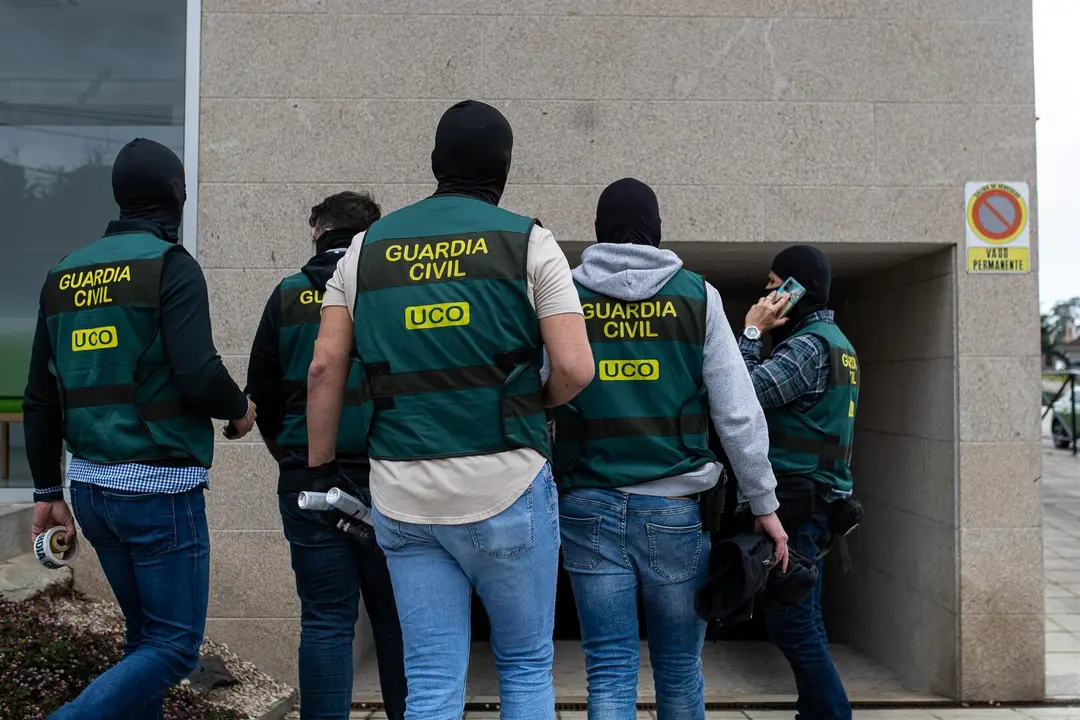 Varios agentes de la UCO de la Guardia Civil, durante un registro. / EP