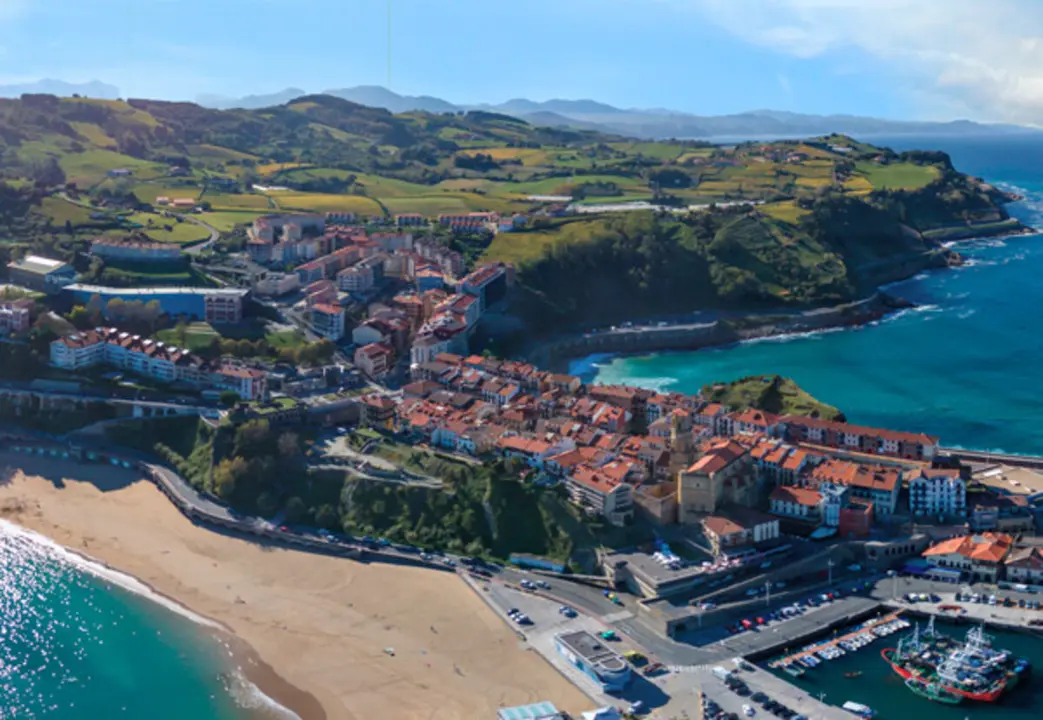 El id&iacute;lico pueblo pegado a Zarautz con una playa &iacute;ntima y una comida de sobresaliente