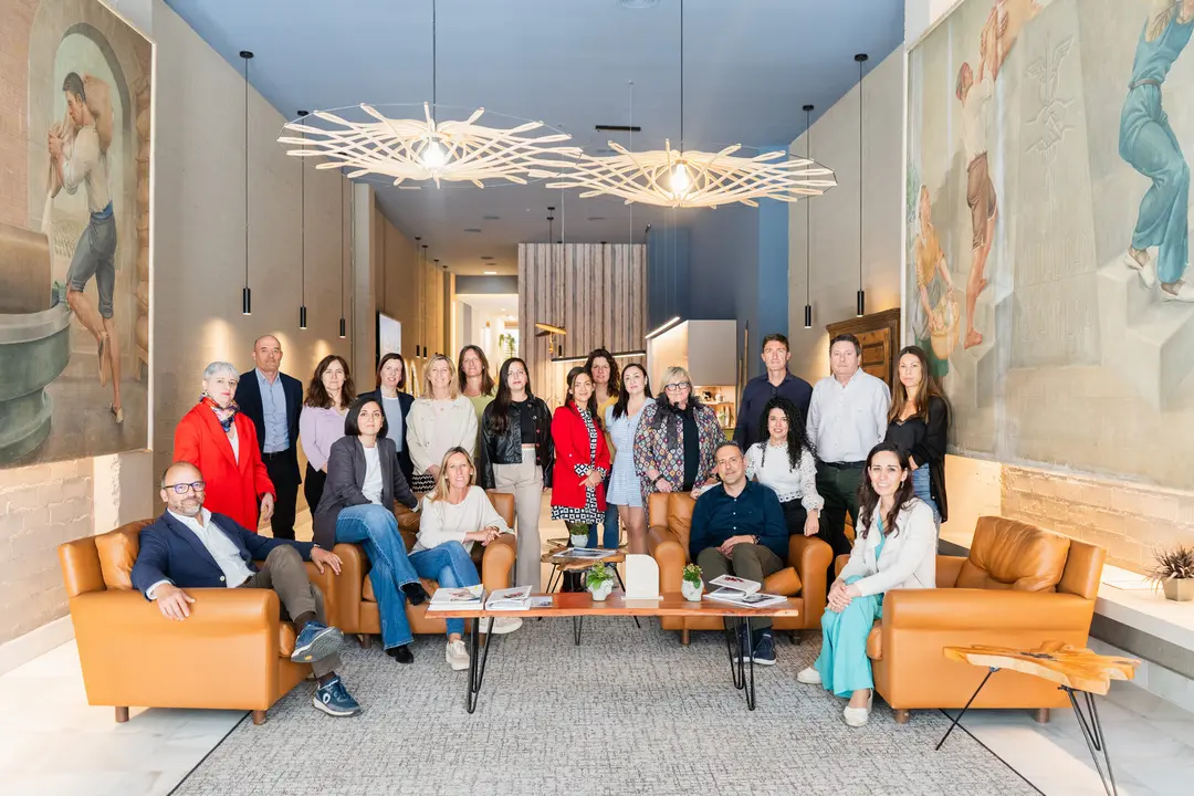 Foto del equipo de Gesti&oacute;n Com&uacute;n en su showrrom (C/ Coso 63).