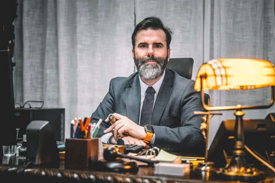 Imagen del letrado Marco Antonio Navarro en su despacho disfrutando de uno de sus placeres favoritos/H.A.