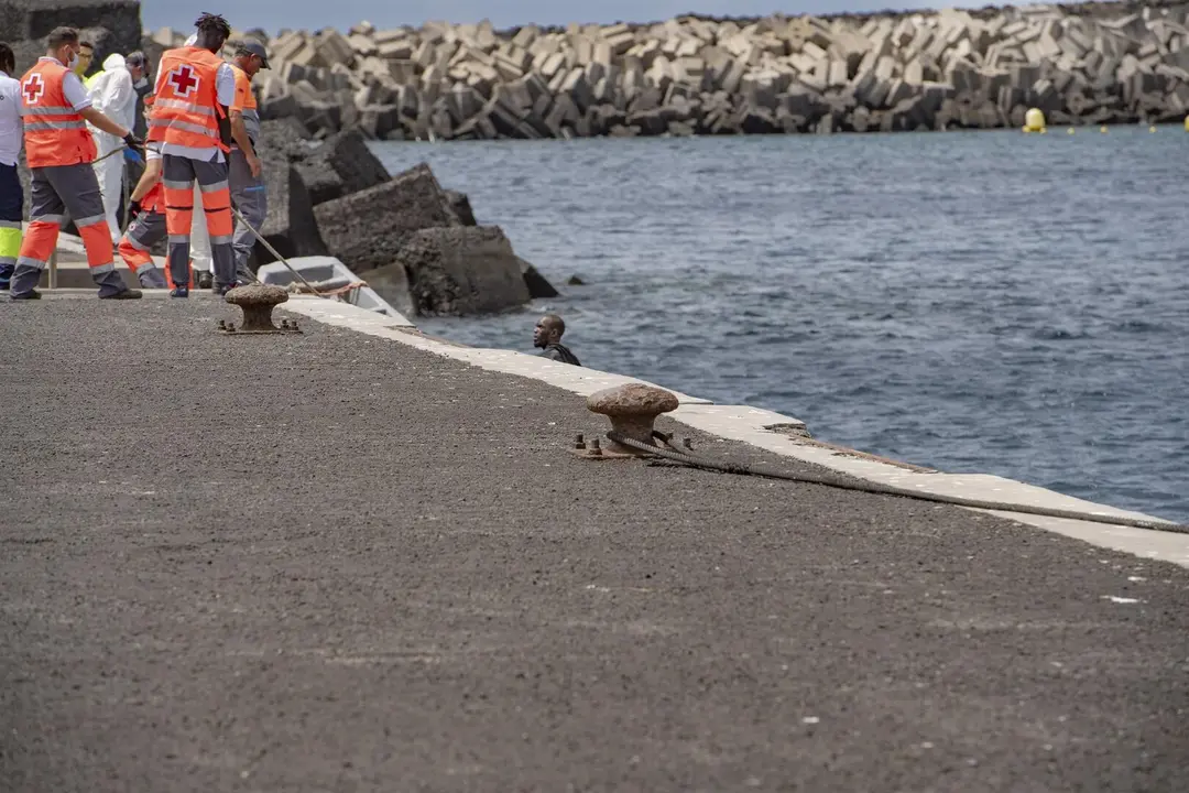 Los servicios sanitarios atienden a migrantes llegados en un cayuco al puerto de La Restinga. / EP