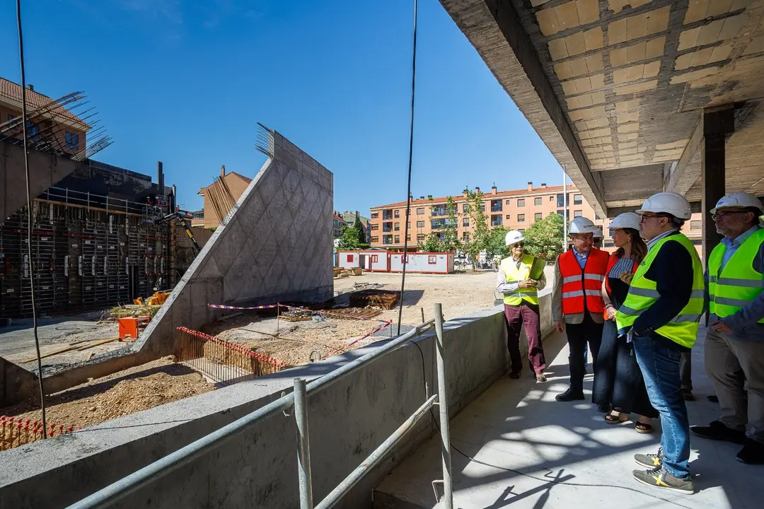 La alcaldesa Natalia Chueca visita las obras del Centro C&iacute;vico Hispanidad. /AZ
