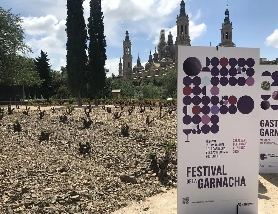 Cartel del I Festival Internacional de la Garnacha en el parque de Macanaz - EP