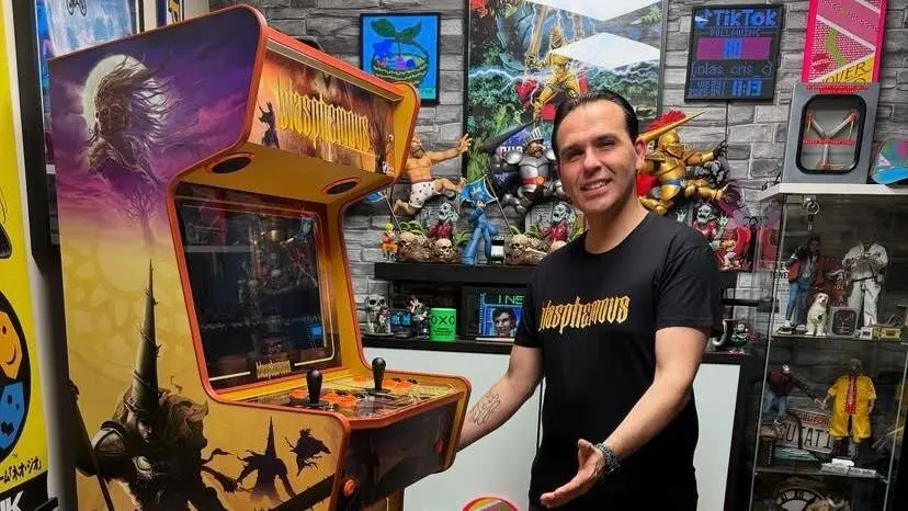 Christian Abad junto a una de sus creaciones. / Instagram (@cris_arcades)