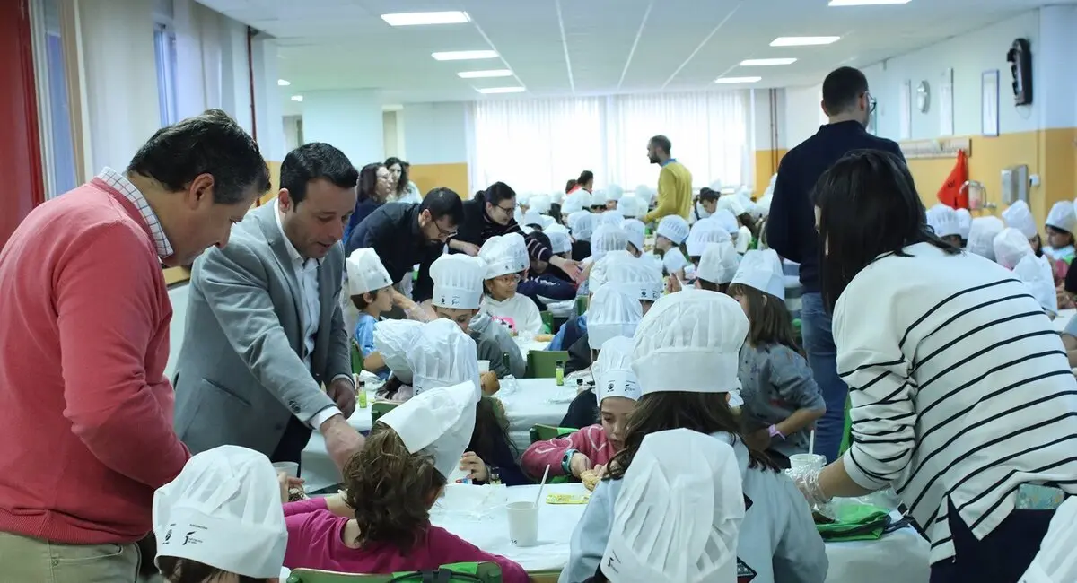 Ni&ntilde;os tomando l&aacute;cteos en un comedor escolar - UPA