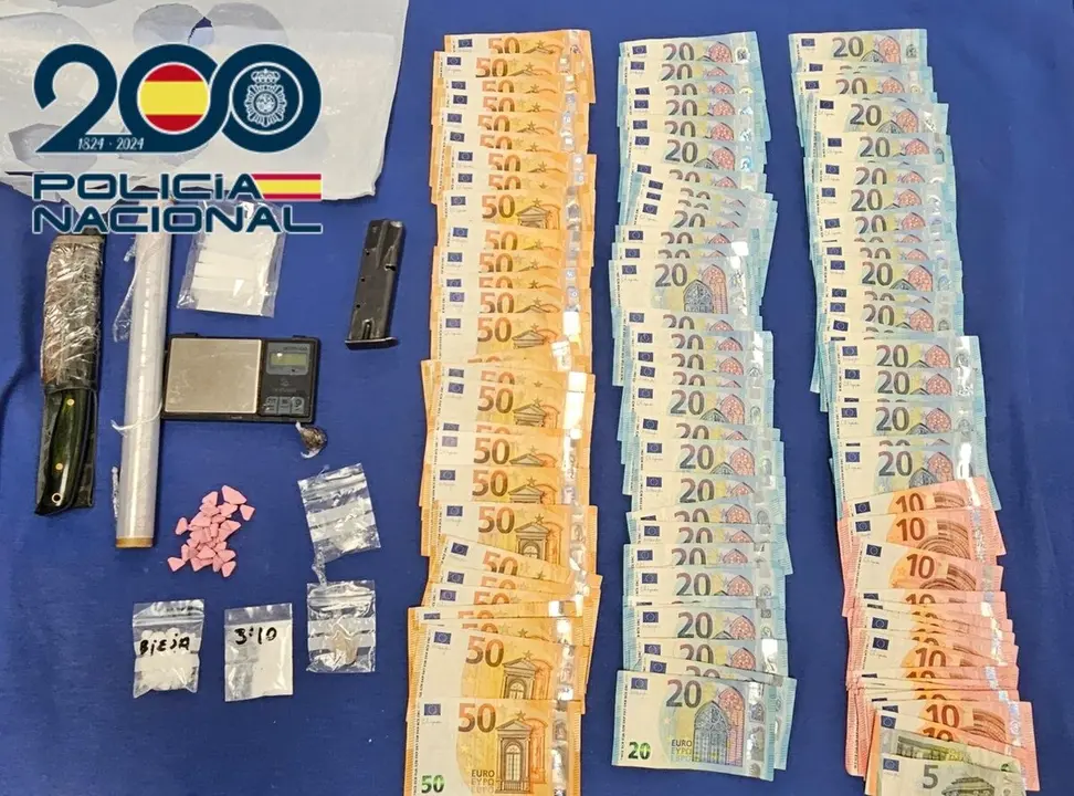 Sustancias estupefacientes, dinero en efectivo y otros objetos encontrados en la detenci&oacute;n ./ Polic&iacute;a Nacional