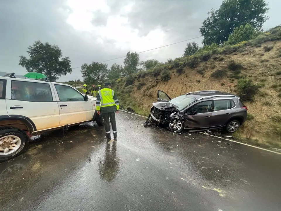 Choque frontal entre un coche y un todoterreno en Caldearenas (Huesca). - GUARDIA CIVIL