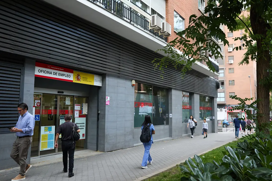 EuropaPress_6770702_varias_personas_inmediaciones_oficina_sepe_junio_2025_madrid_espana_paro