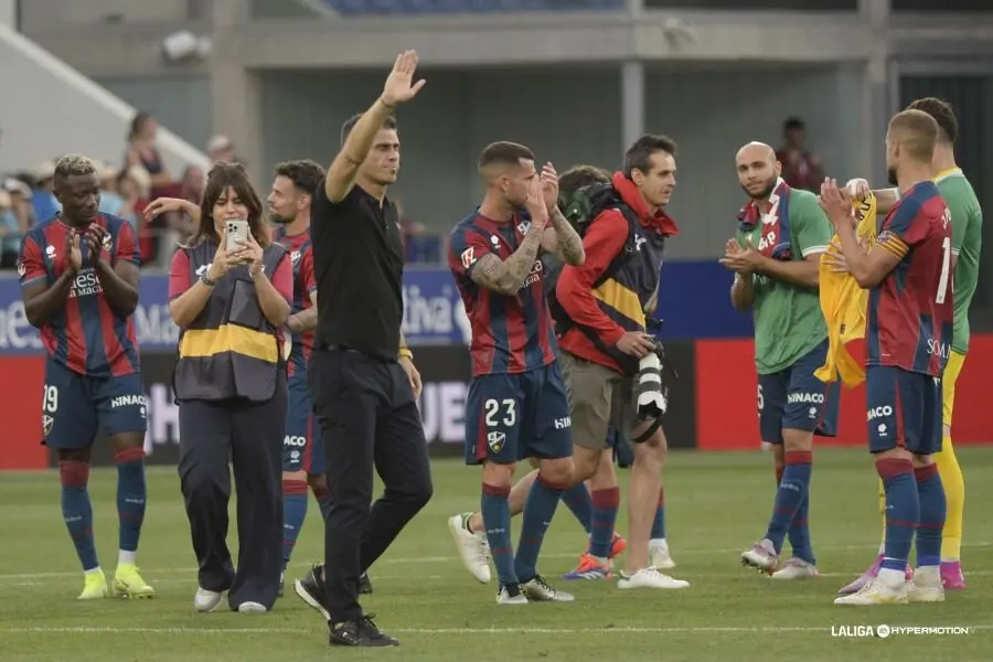 Jugadores y Antonio Hidalgo tras el &uacute;ltimo partido de la SD Huesca / LaLiga