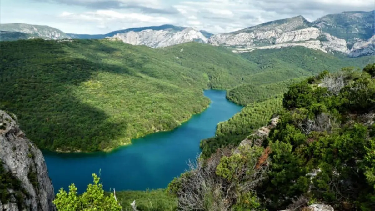 El embalse m&aacute;s peque&ntilde;o de Espa&ntilde;a est&aacute; en Huesca y sorprende por su entorno salvaje / V&iacute;a Guara Central