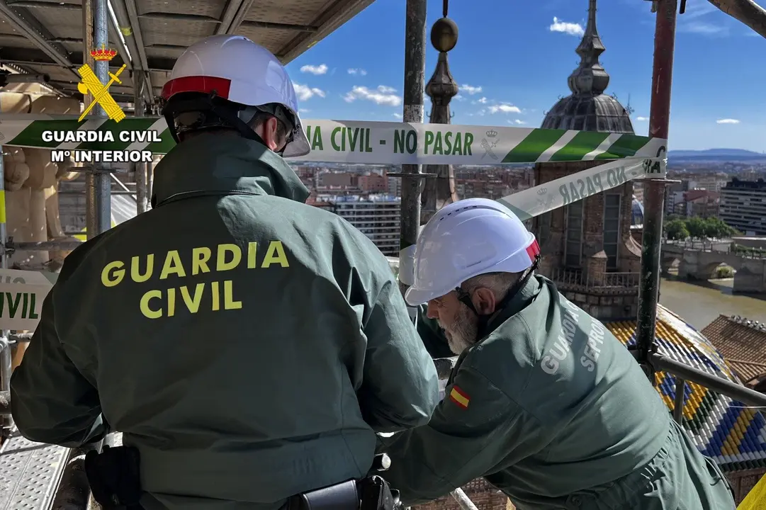 Nido de cern&iacute;calos en una torre del Pilar / V&iacute;a Guardia Civil