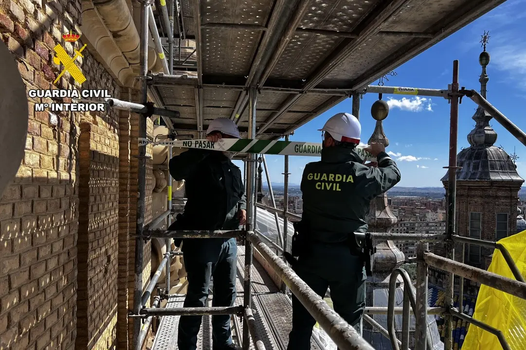 Nido de cern&iacute;calos en una torre del Pilar / V&iacute;a Guardia Civil
