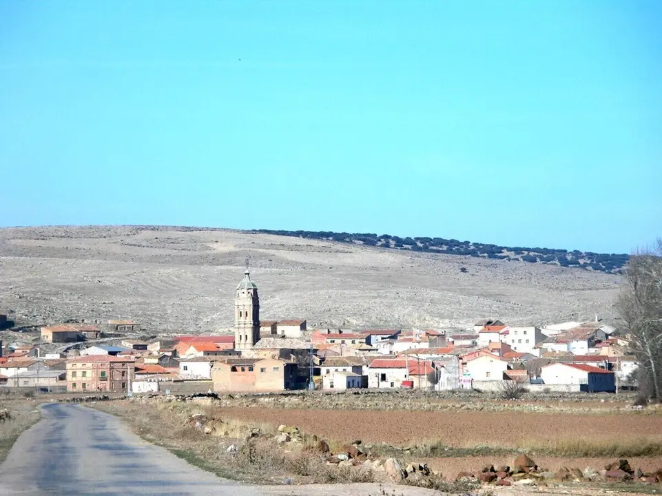El pueblo de Teruel con nombre de mujer que guarda un castillo con un foso de 500m  ./ Turismo de Arag&oacute;n