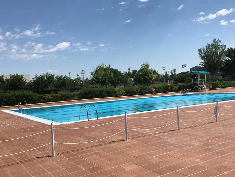 Archivo - Piscina con zona acotada delante del vaso - EUROPA PRESS - Archivo