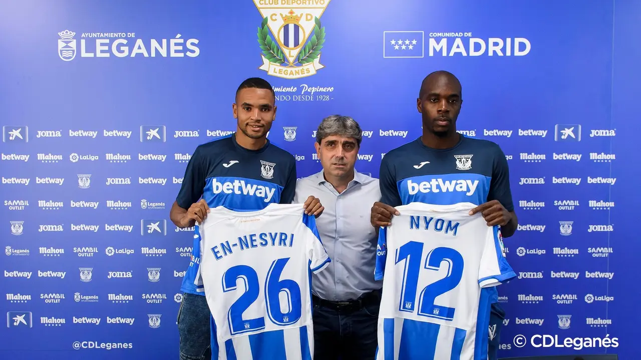 Txema Indias presentando a En Nesyri y Nyom / CD Legan&eacute;s