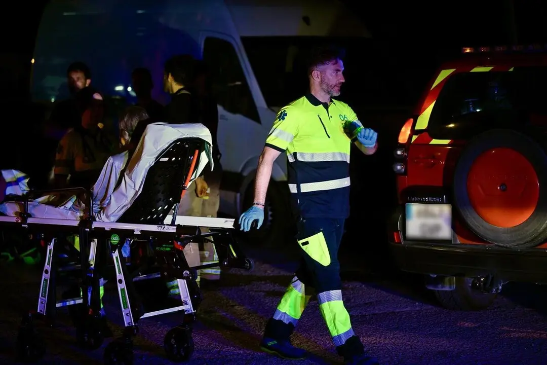 Varios servicios de emergencias trabajan en el exterior de la residencia, en la calle Salvador Allende de Zaragoza