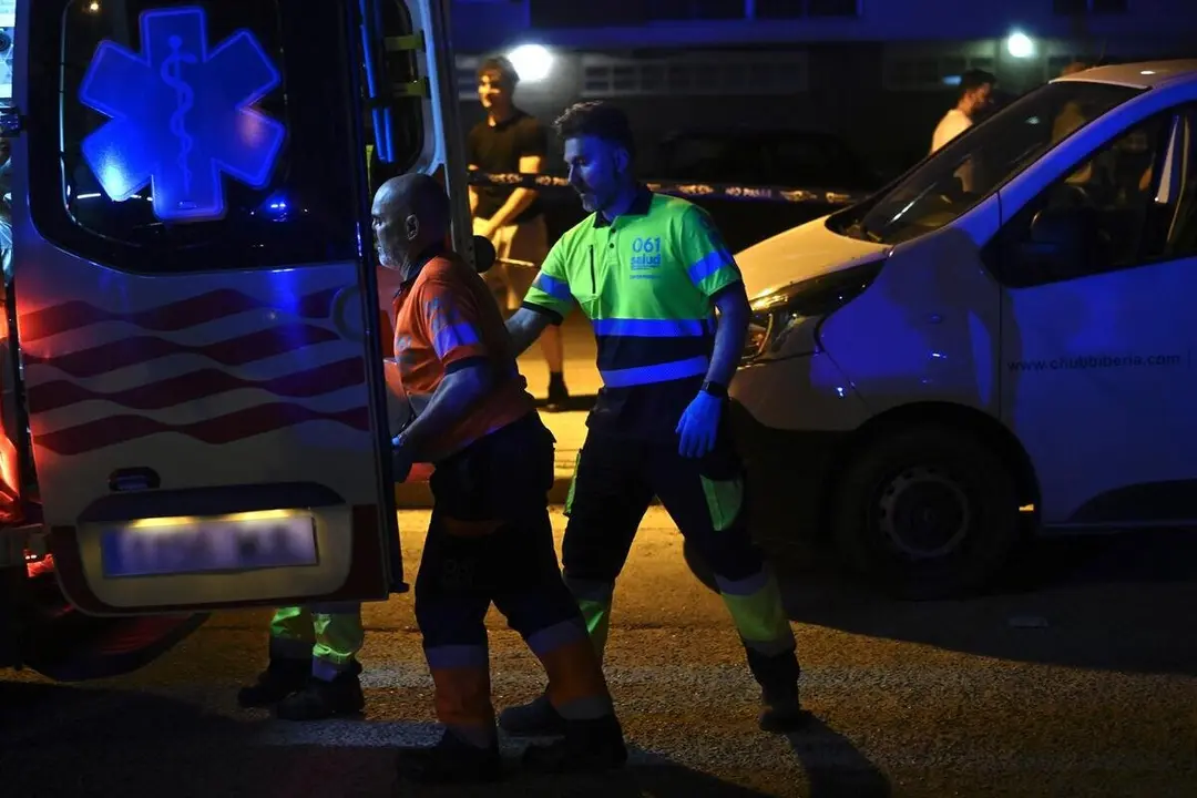 Varios servicios de emergencias trabajan en el exterior de la residencia, en la calle Salvador Allende de Zaragoza ./ Marcos Cebri&aacute;n - Europa Press